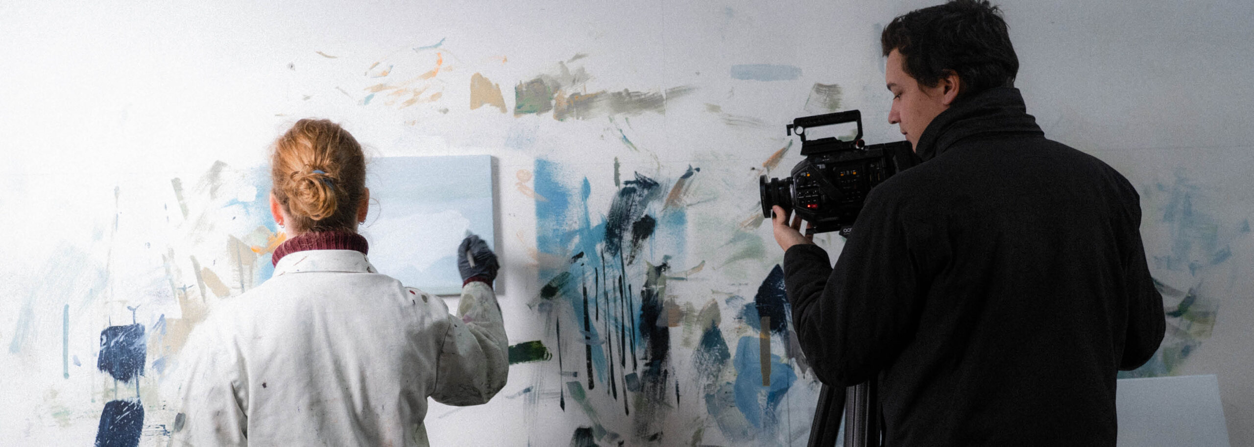 Marloes-Roeper-kunstenaar-aan-het-schilderen-Dali-Bruckel-cameraman-licht-donker-